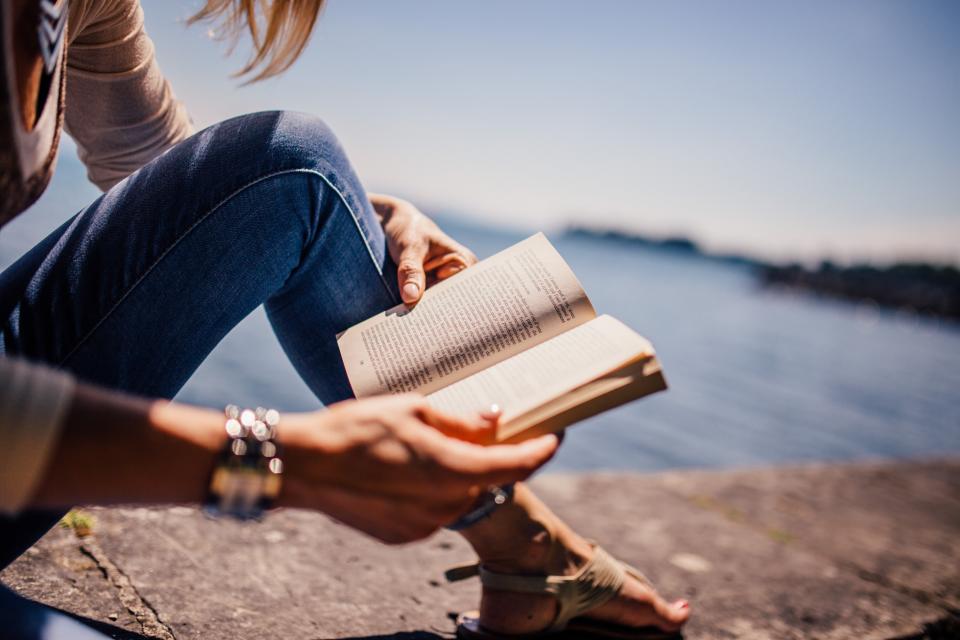 日差しの中で本を読む女性